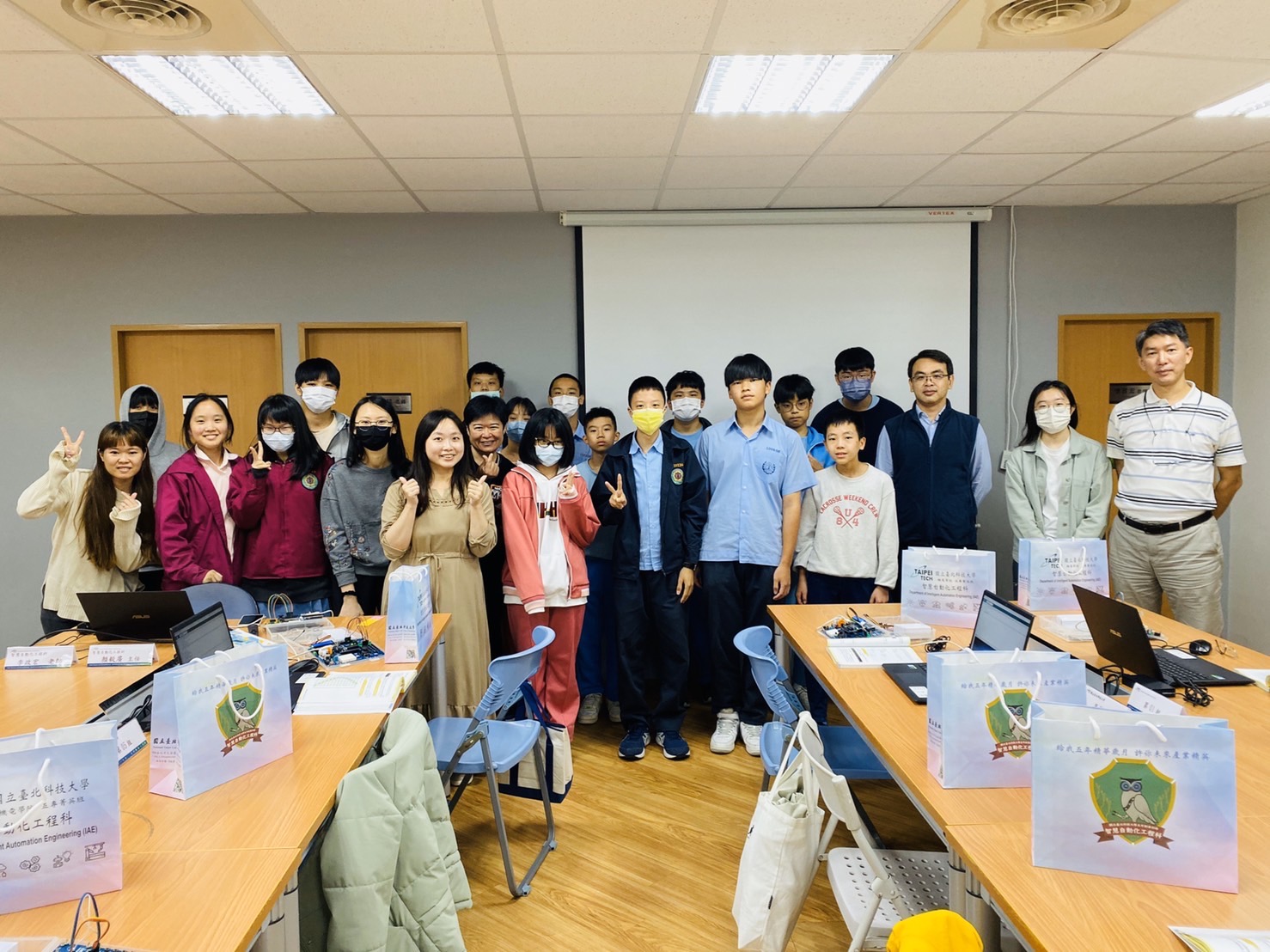 歡迎臺北市立金華國中師生蒞校參訪，進行五專課程簡介及實作Arduino課程。(2023/11/17)