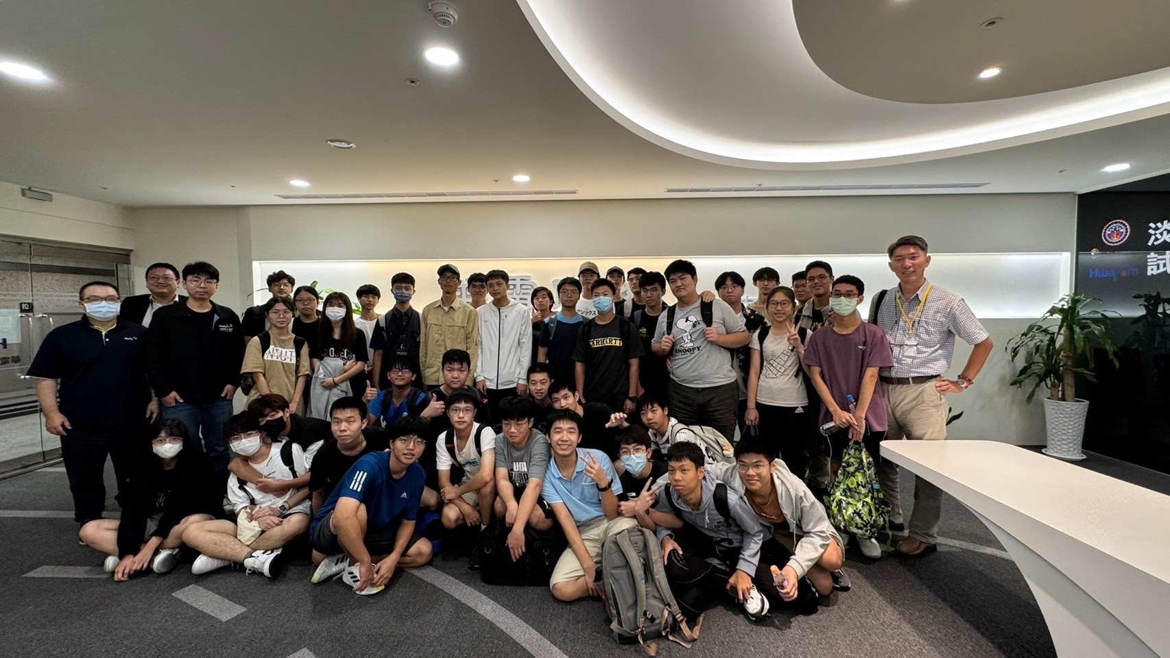 Professor Cheng-Hung Li, led students to visit HwaCom Systems Inc. -2024/9/27