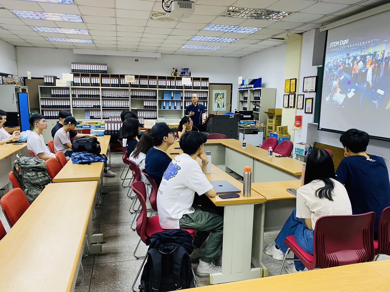 The Director of International Office of the UniSA, Ethan, visited the Department of IAE and provided students with details regarding the admission application process. -2024/6/13