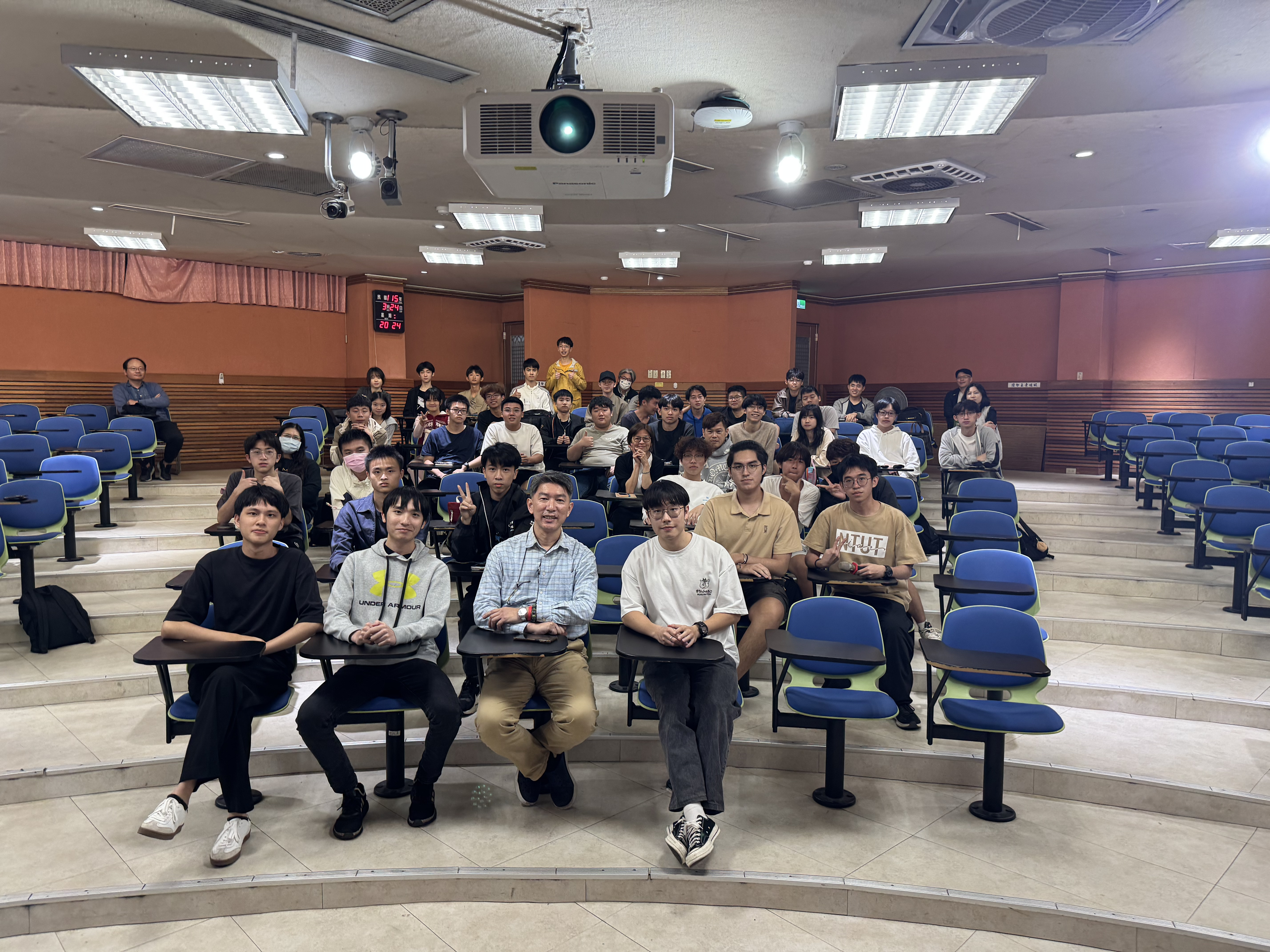 智動科科學會辦理「留學生活及研究所申請講座」，感謝第一屆學長王稟升、何一凡熱心分享!(2026/3/24)